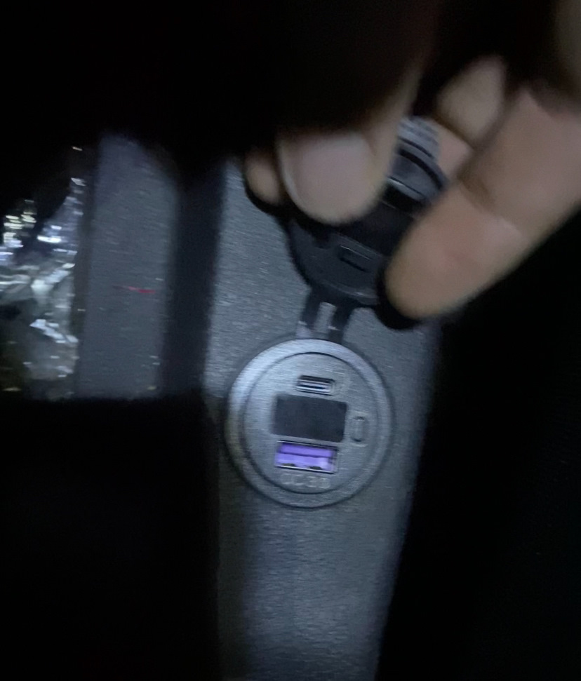 Удобная зарядка с вольтметром в штатное место — Lada Приора седан, 1,6 ...