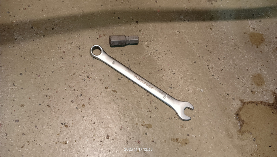 шестигранник на 10 и ключ на 8 — Dacia Logan (1G)