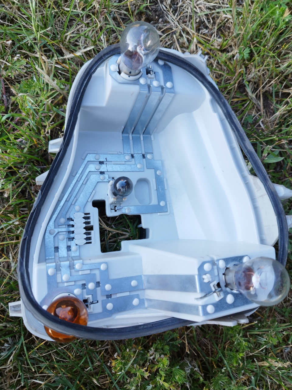 Лампы задних габаритных огней — Volkswagen Polo Sedan, 1,6 л, 2012 года ...