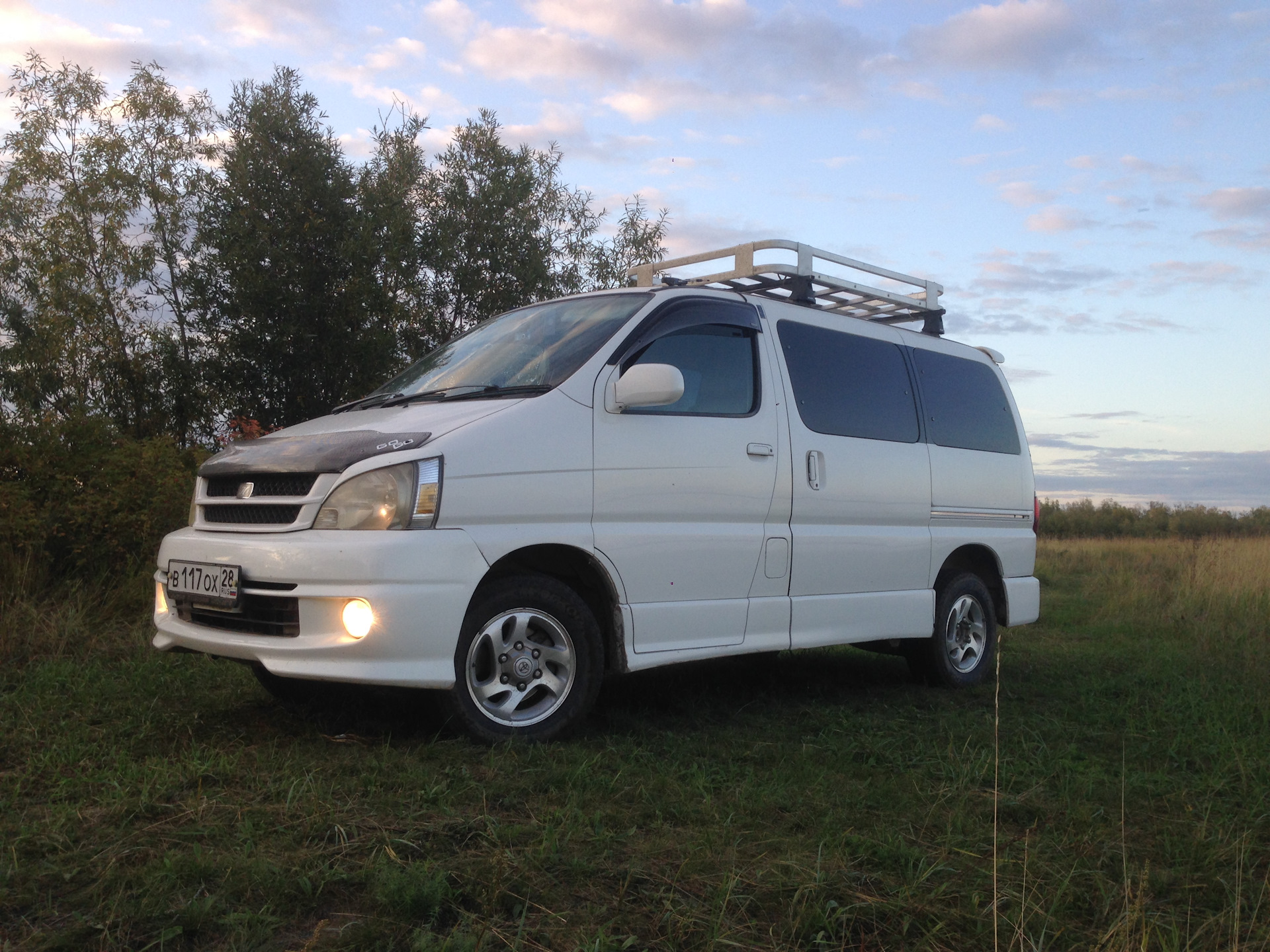 Toyota touring hiace. Тойота Тауринг Хайс. Тойота туринг Хайс. Тойота Хайс Региус Тауринг.