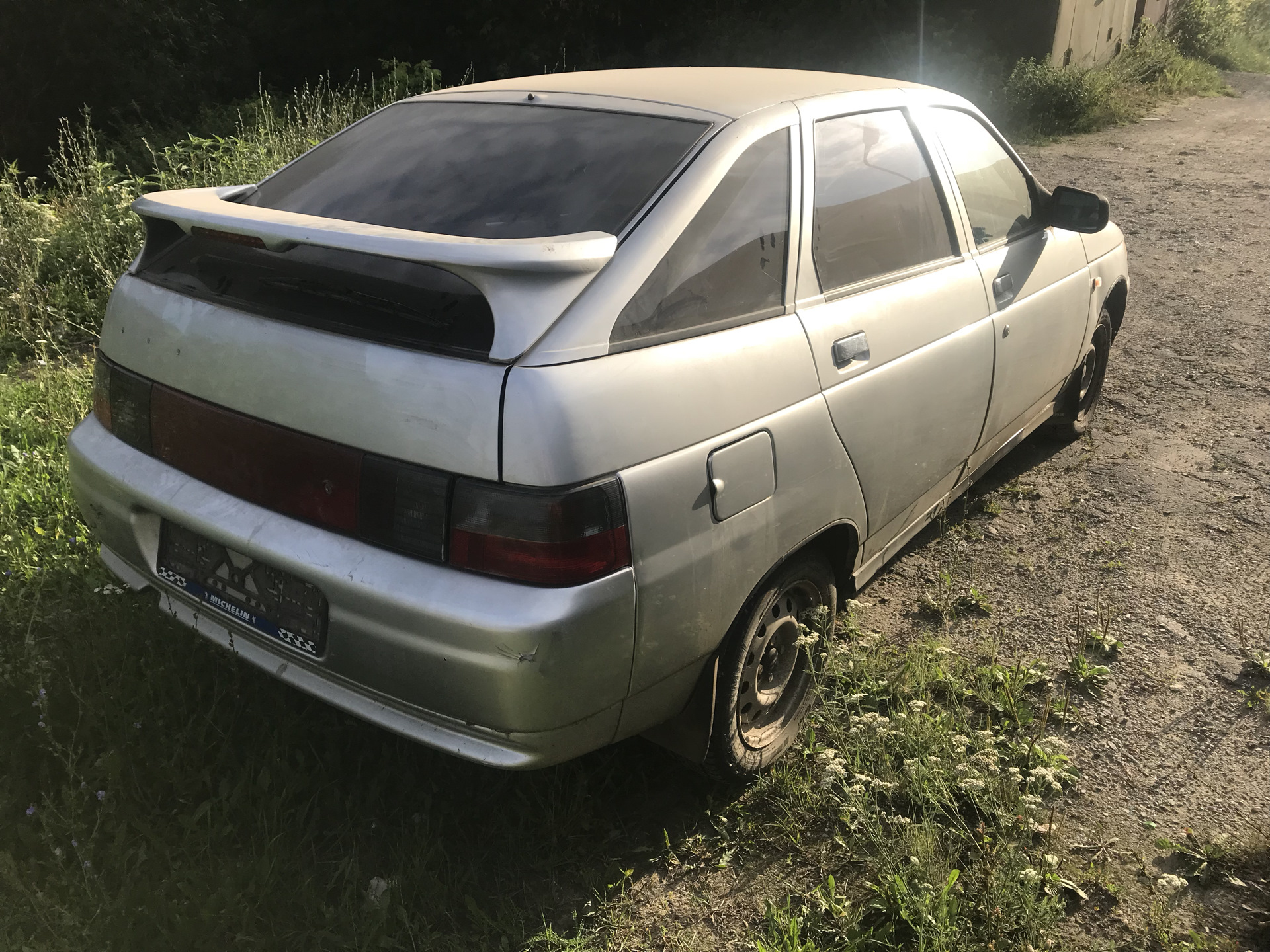 Ваз 2112 салонный комп. Разбор салона 2109. Как разобрать ваз 2112. Ваз 2112 на разборке. Машина 2112 разбор.