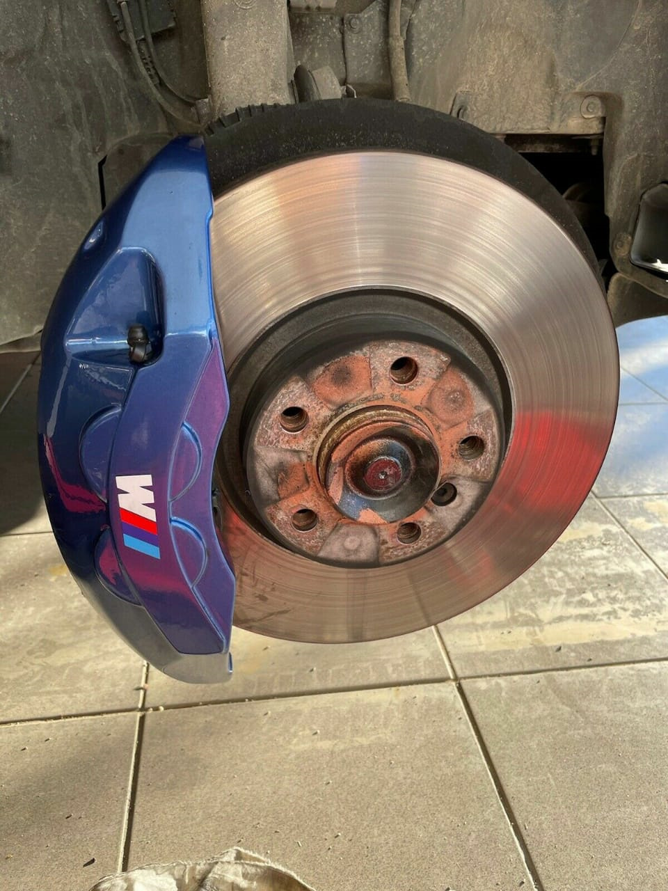 Суппорта g30 суппорта bmw. Передние колодки бмв х 3. Суппорта bmw g30. Brembo суппорта bmw g05. Тормозной суппорт ягуар хф.