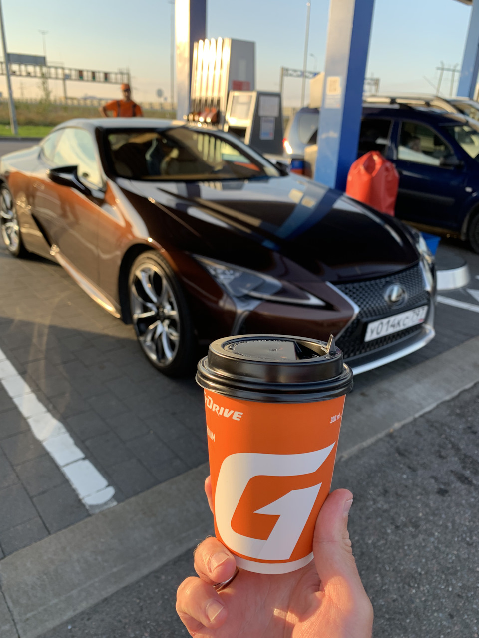 Заправился сам и авто — Lexus LC 500