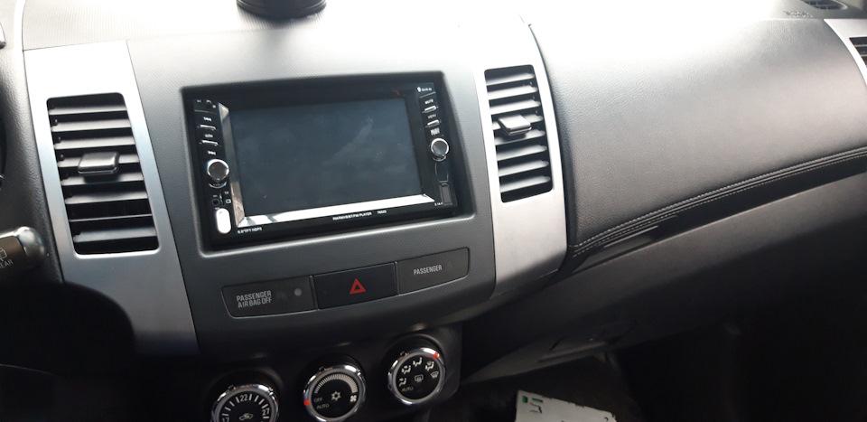 Аутлендер настроить часы. Клипсы магнитолы Mitsubishi Outlander XL. Большой экран с магнитолой на Митсубиси Аутлендер 3.