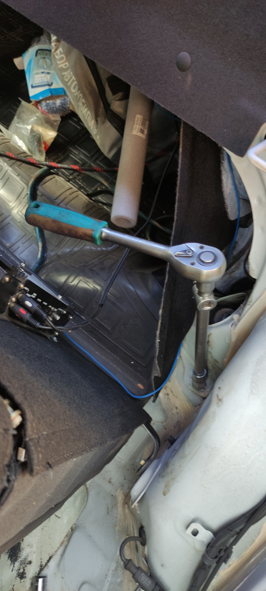 Задние амортизаторы замена — Geely Emgrand EC7 FE-1, 1,8 л, 2014 года ...