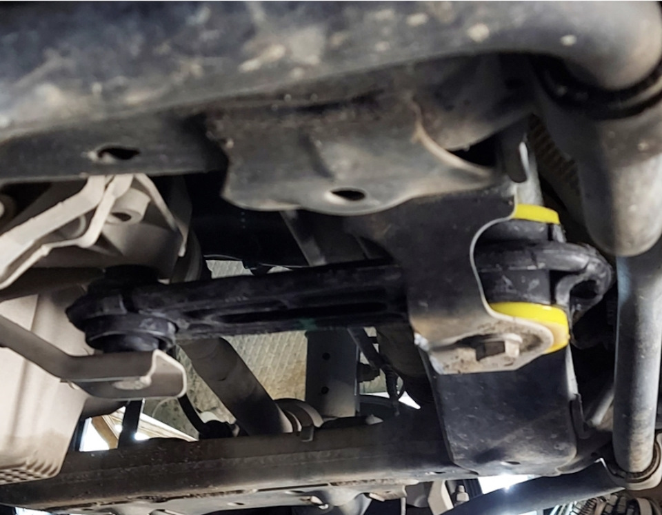 Замена опоры ДВС, подшипника муфты кондиционера, ну и так по мелочи ...