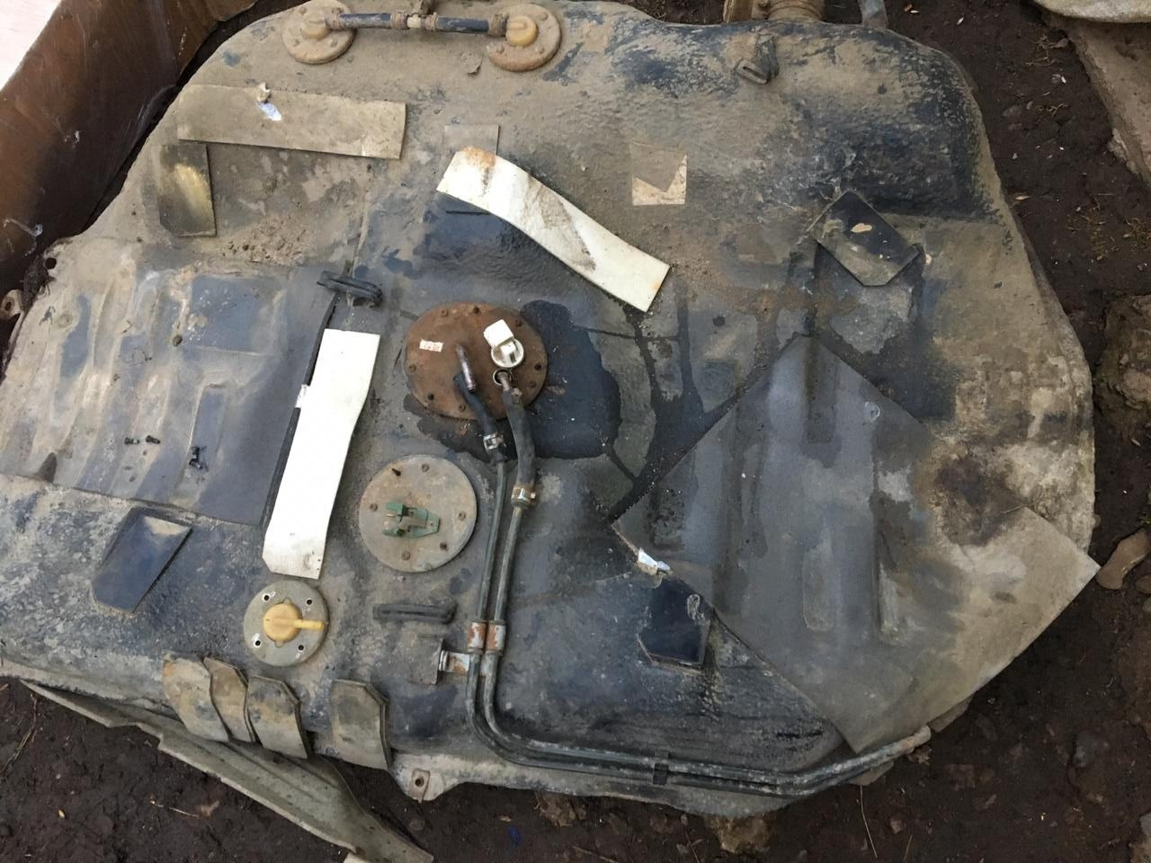 Ржавый бак достал. Очередная чистка форсунок, и замена самого бензобака ...