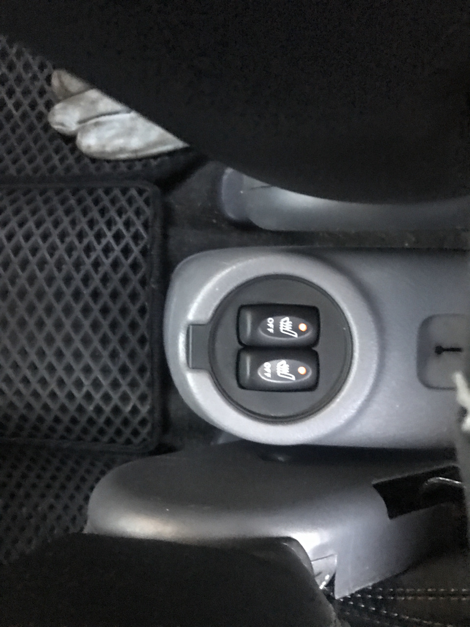 Установка подогрева сидений в автомобиле Hyundai Accent
