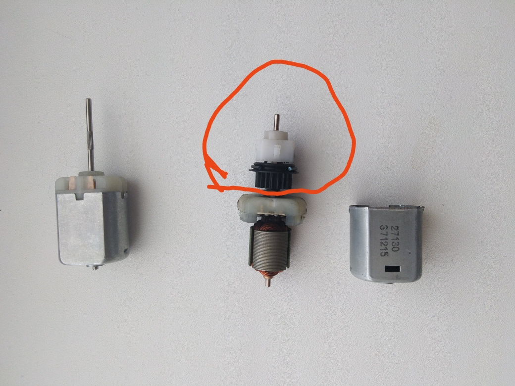 Как отсоединить моторчик. Моторчик радиодетали. Моторчик для электроотвертки с шестеренкой. Моторчик для игрушки с шестеренкой. Съемник шестерни с моторчика шуруповерта.