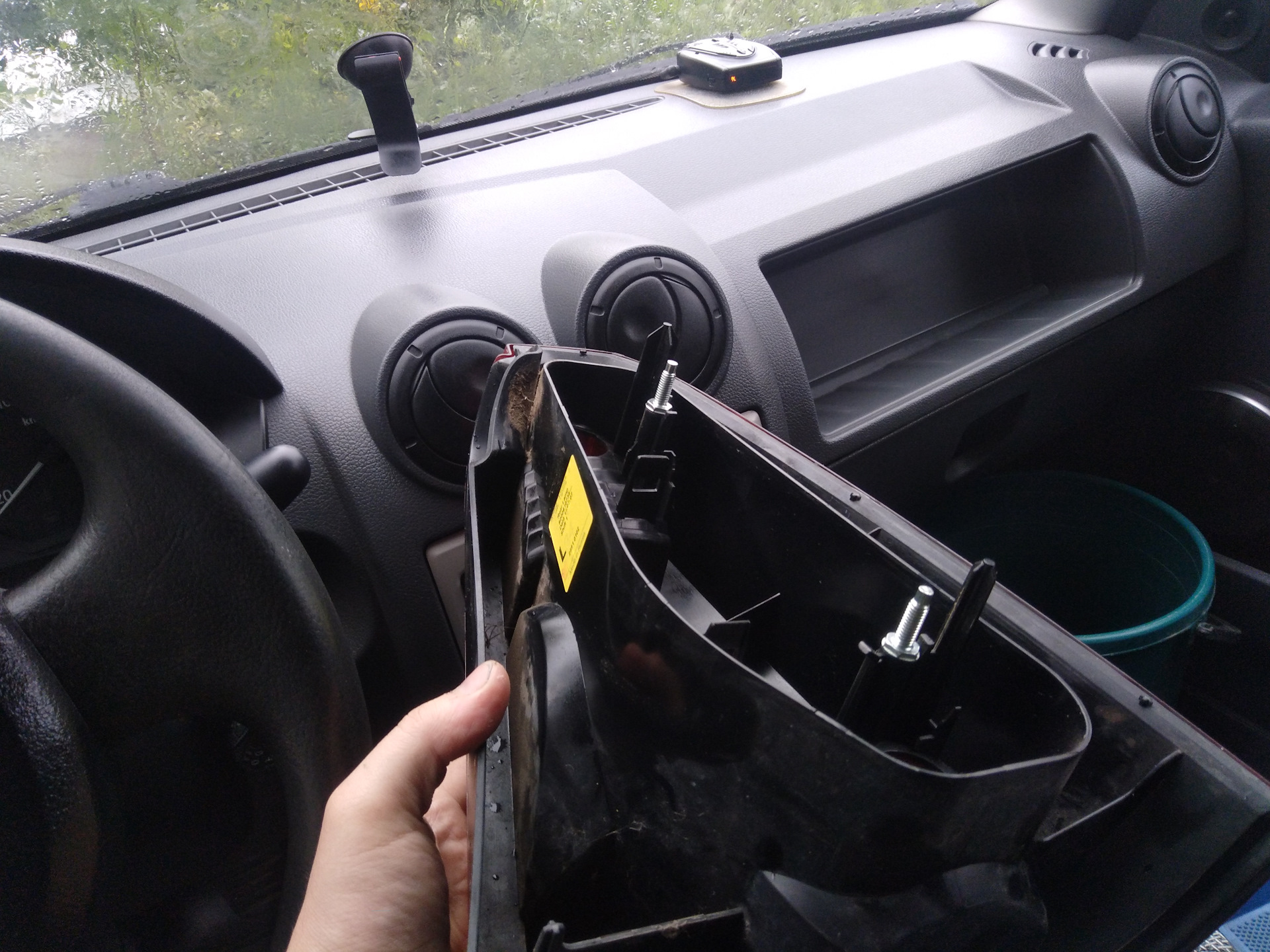 При включении левого поворотника моргает габарит и свет на приборке ...