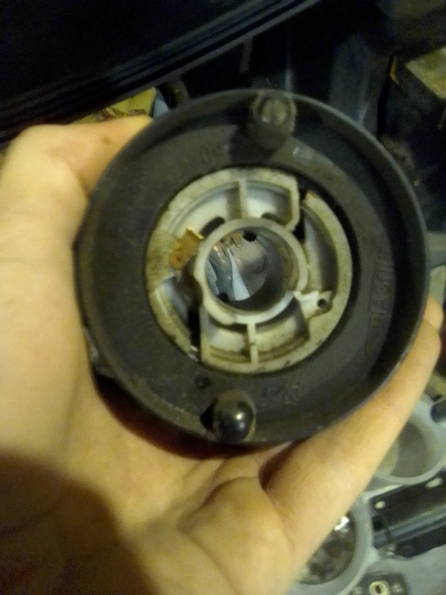 Схема подключения воздушного сигнала через кнопку. Реле на дальний и ближний свет мтз 80. Схема габаритов рено логан 1. Реле передних птф рено логан 2. Доп реле на уаз на доп свет.