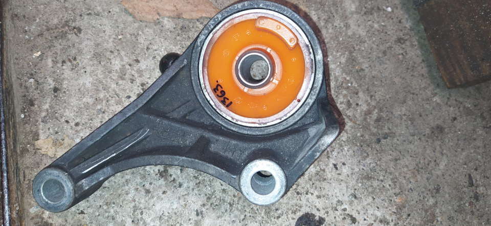 Замена передней подушки двигателя — Opel Combo C, 1,7 л, 2007 года ...