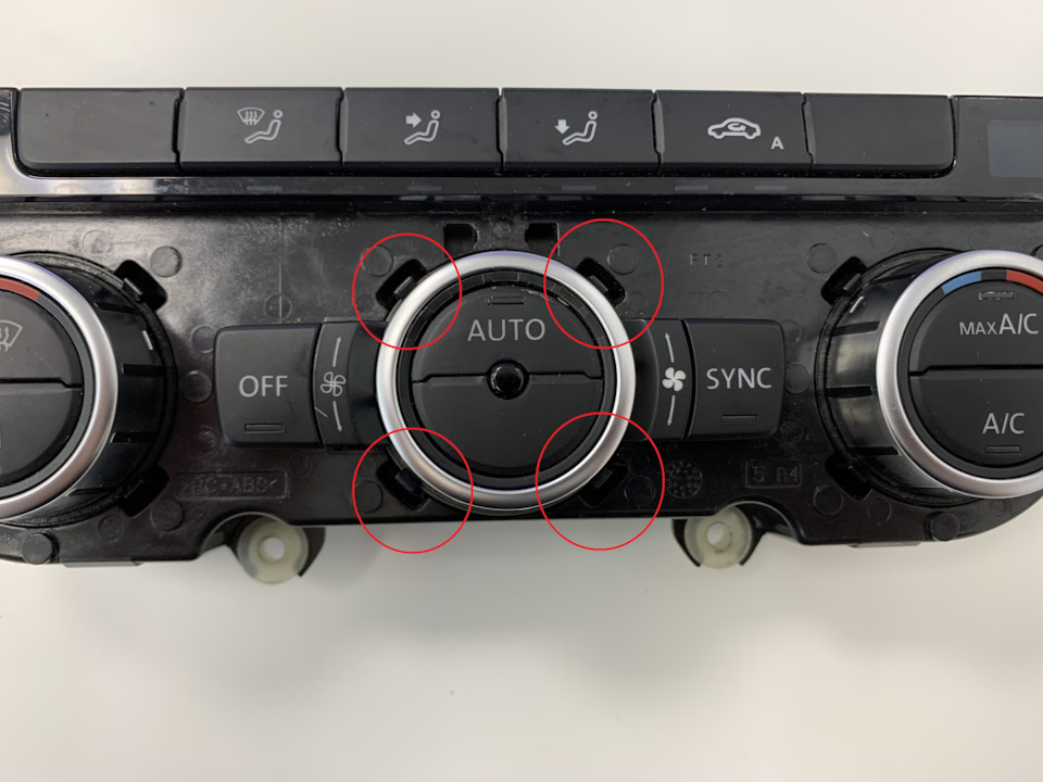 красными кружочком отметил места защелок — Volkswagen Jetta VI