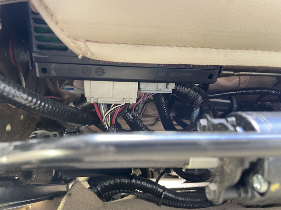 Блок расположен под пассажирским сидением. — Lincoln Navigator (2G)