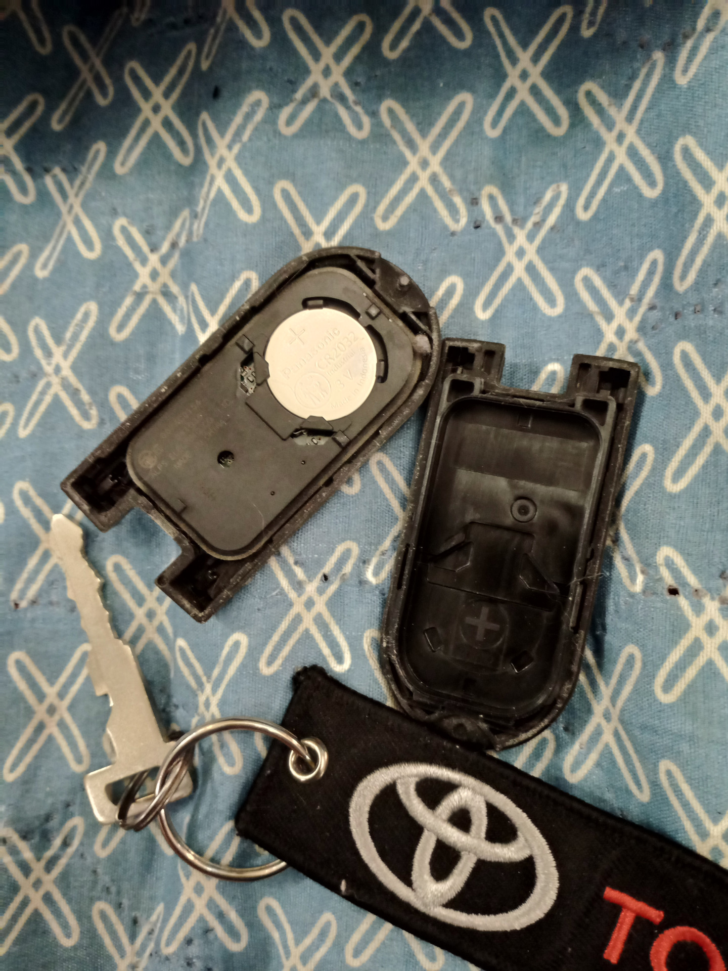 Батарейка в ключ — Toyota Passo (3G), 1 л, 2020 года | своими руками ...