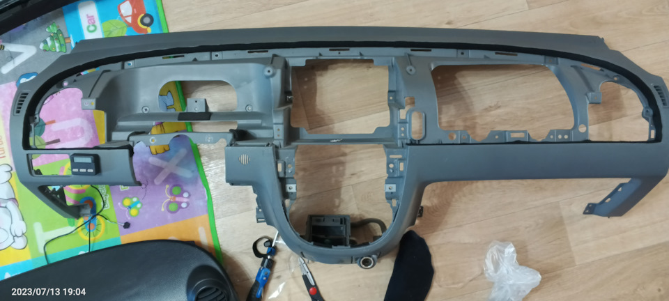 Каркас торпедо. Если присмотреться то можно увидеть установлению антискрипную ленту. Заказал тоже в озонеozon.ru/t/dQDXb0l — Chevrolet Lacetti SW