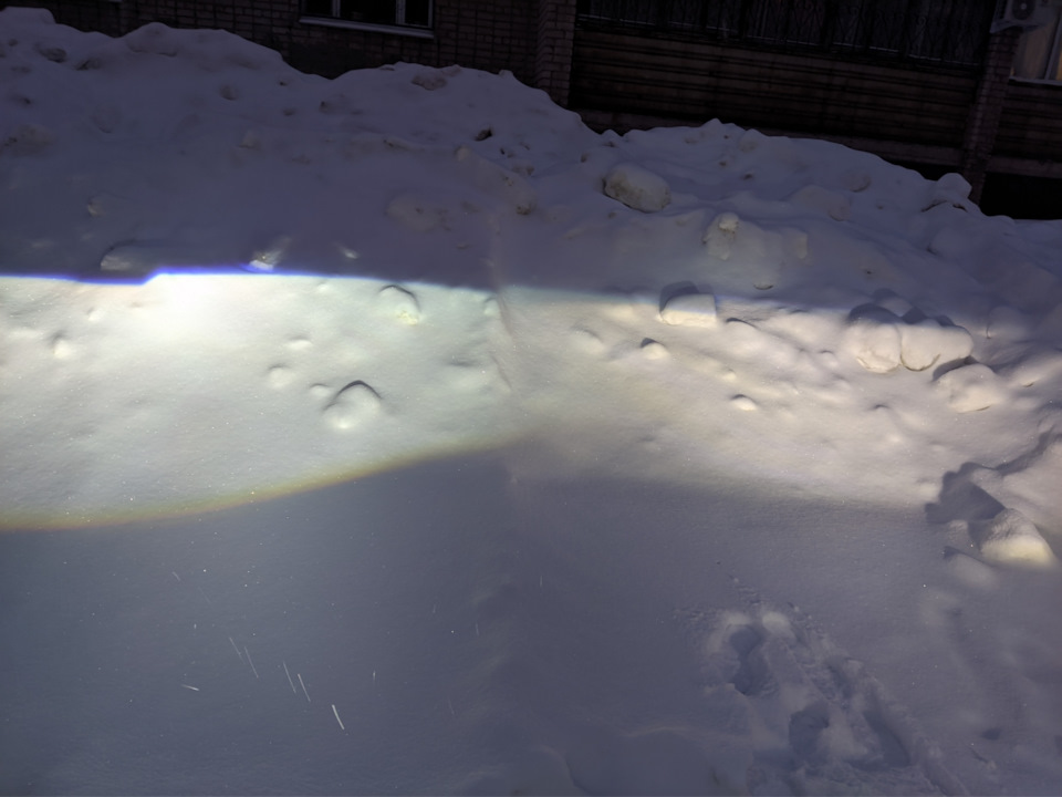 Тут я сравнил как светит справа led C9, a слева ксенон линза проста в руках. Дома когда сравнивал забыл сфоткать. Тут наглядно видно что ксенон ярче и граница более четкая, пучок шире. В живую более различимо. На фото не такая разница большая — Geely MK