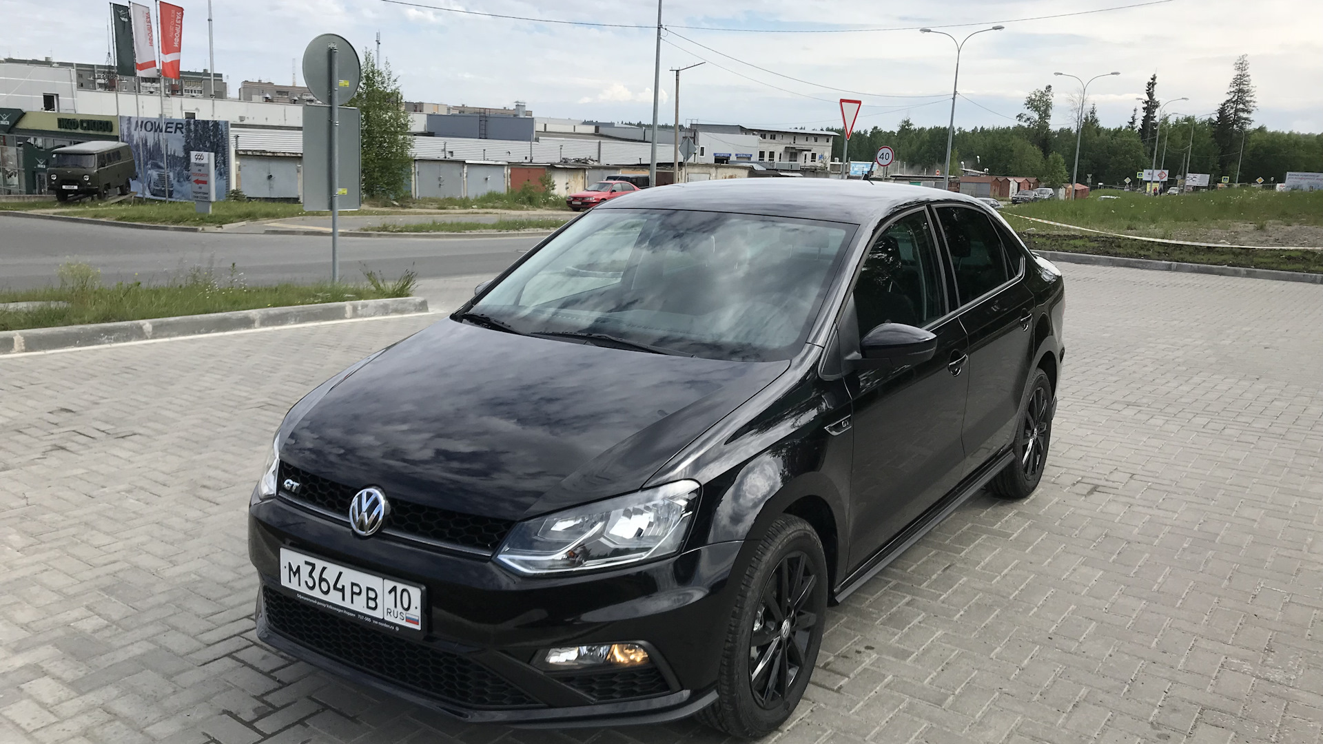 Volkswagen Polo 2015 черный тонированный