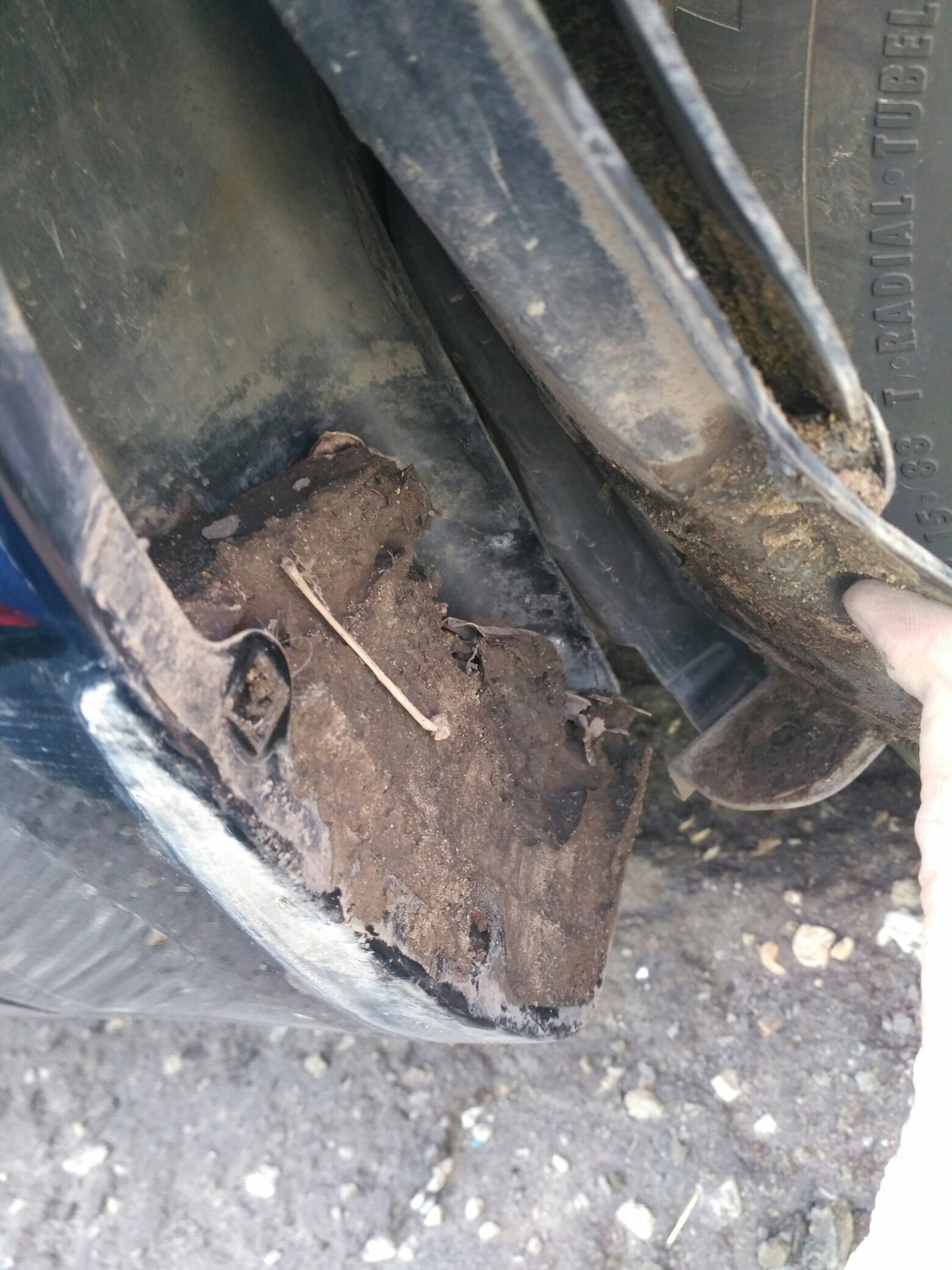 Тойота камри 40 сгнила задняя арка. Тойота ками сгнили балки. Montero sport 2002 подкрылок. Сгнила фишка каризма. Сгнил подкрылок.