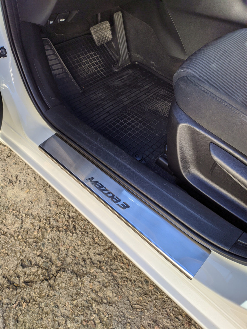 Накладки порогов — Mazda 3 (3G) BM, 1,5 л, 2014 года | аксессуары | DRIVE2