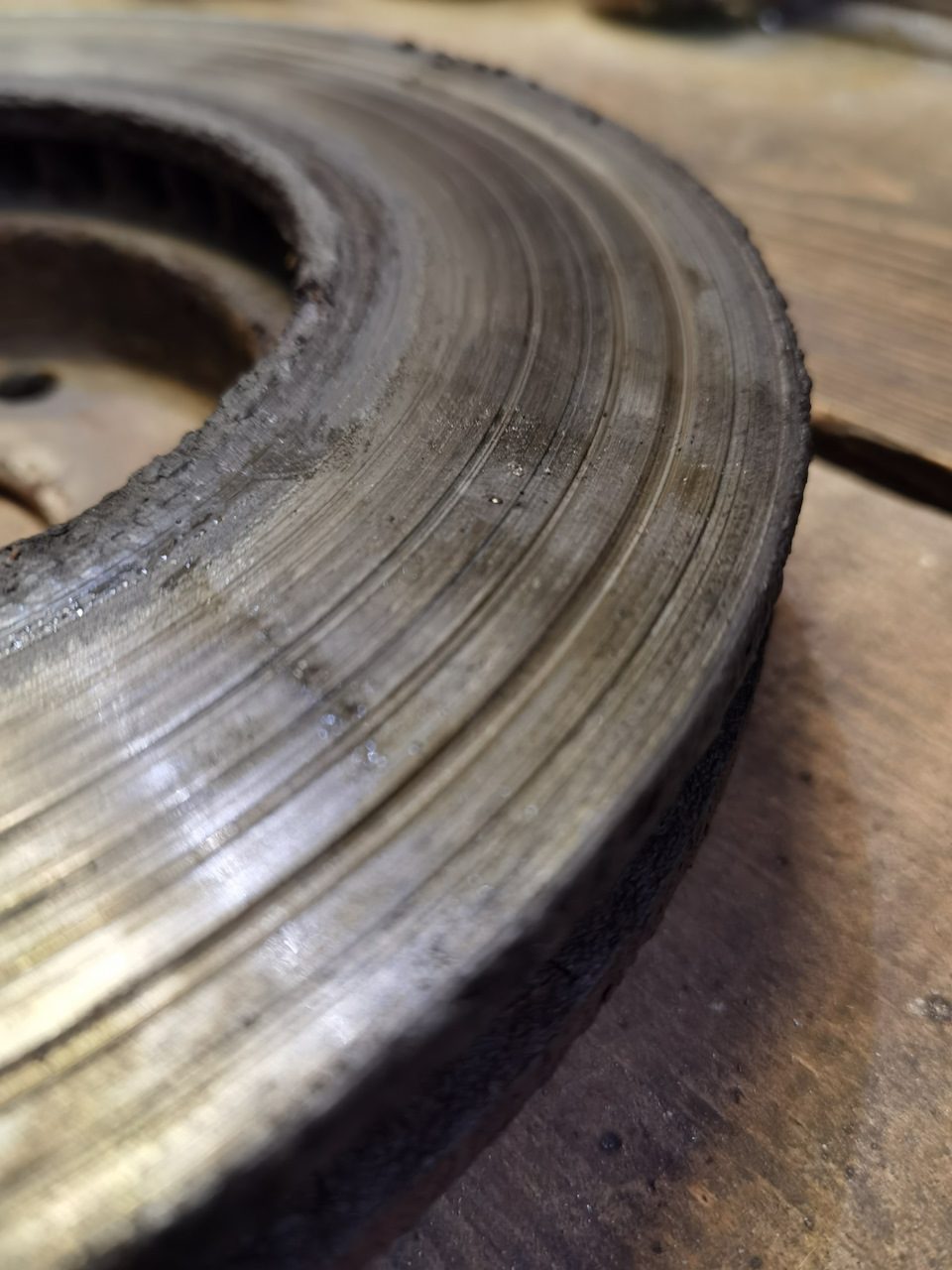 Неравномерный износ поверхности. — Nissan Gloria (11G)