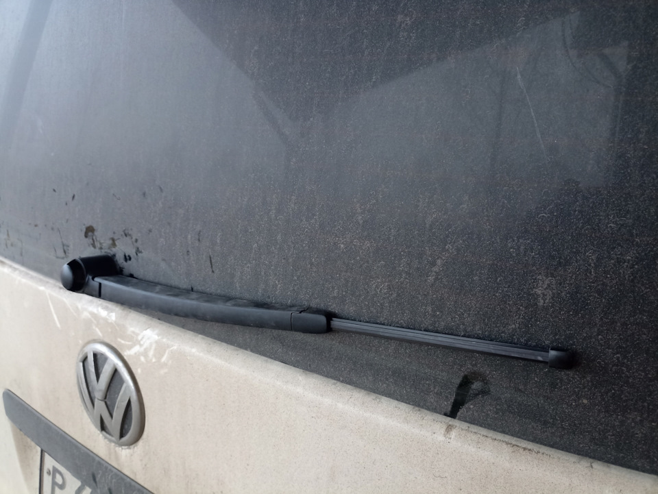 Замена поводка заднего дворника — Volkswagen Multivan (T5), 2 л, 2010 ...