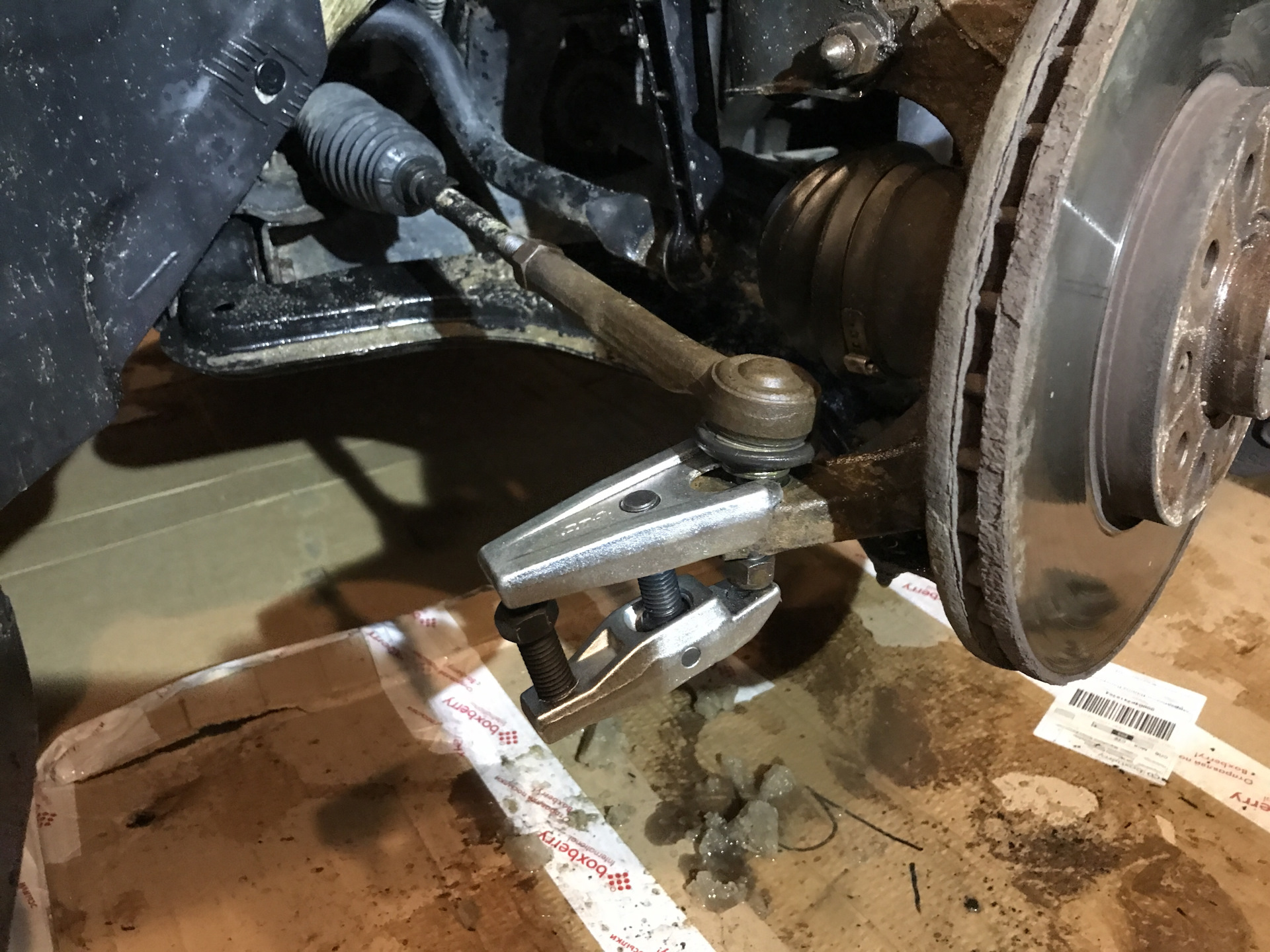 Сурф 130 глухой стук спереди. Стук на неровностях сзади на рено дастер 2021. Стучит слева. Сливные отверстия в кузове шевроле авео т 250. 2sz стук слева.