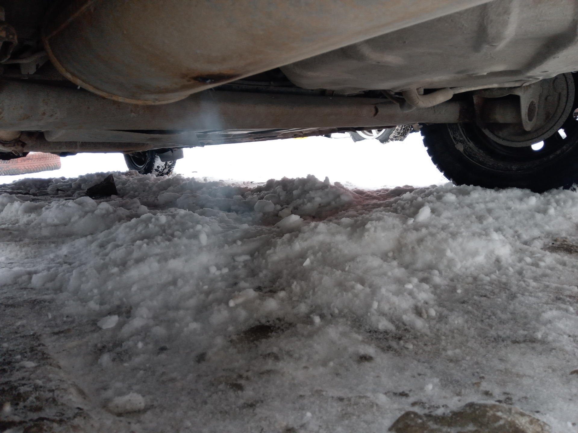 Запах выхлопа в салоне — Lada Калина седан, 1,6 л, 2005 года | другое ...