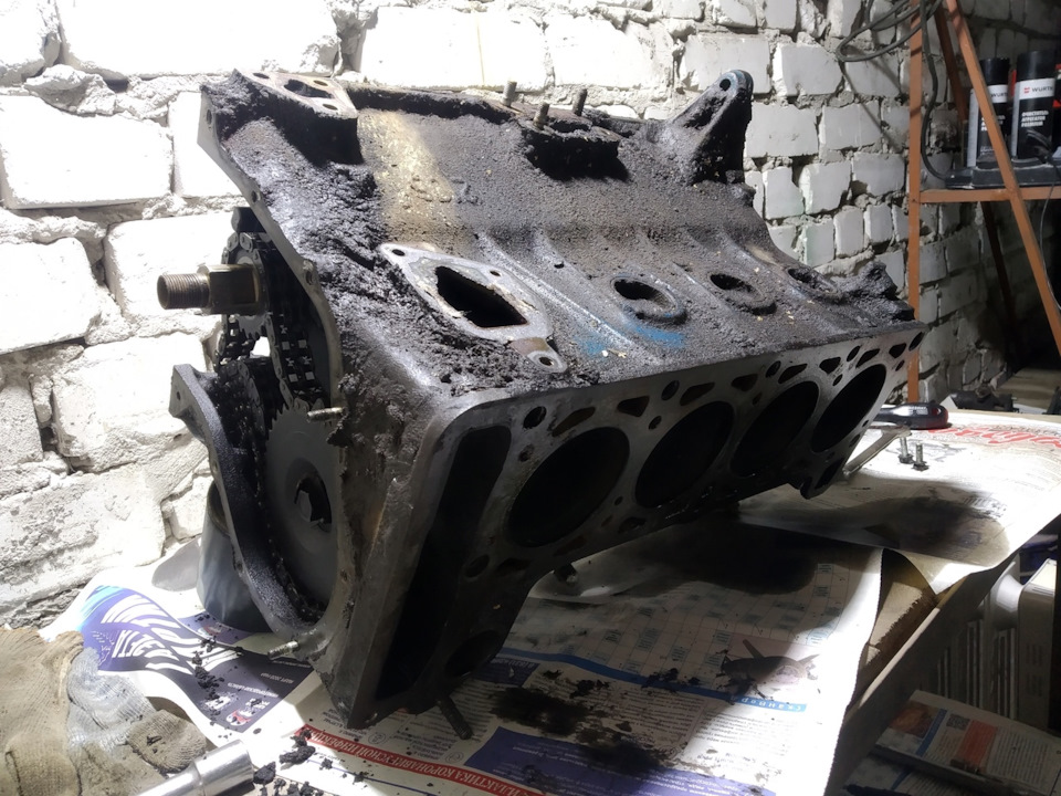 -за 40 лет службы верой и правдой блок двигателя превратился в кусок грязи, просто посмотрев на него со стороны приходили в негодность две пары перчаток( но трудностями нас не напугаешь))) — Lada 4x4 3D