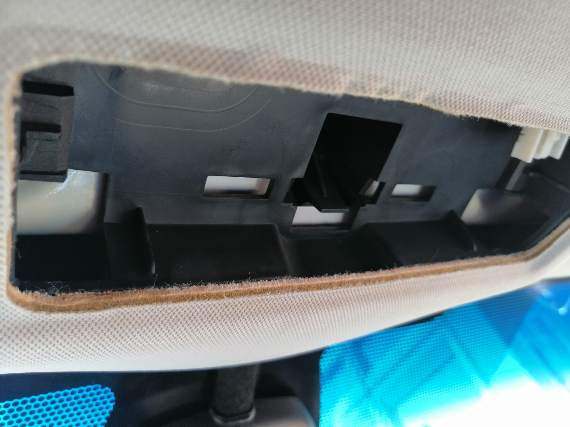 Упоры потолка пассат б3. Vw vento люк. Audi a7 потолок люк. Уплотнитель панорамной крыши w212. Как снять обшивку люка.