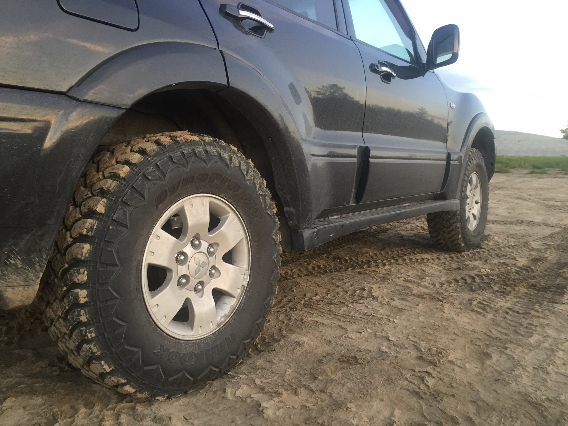 Резина паджеро 3. Pajero 2 265 75 r16. Mitsubishi Pajero 3 265 75 r16. 285 75 R16 на Mitsubishi Pajero 2. 265 70 17 Паджеро 4.