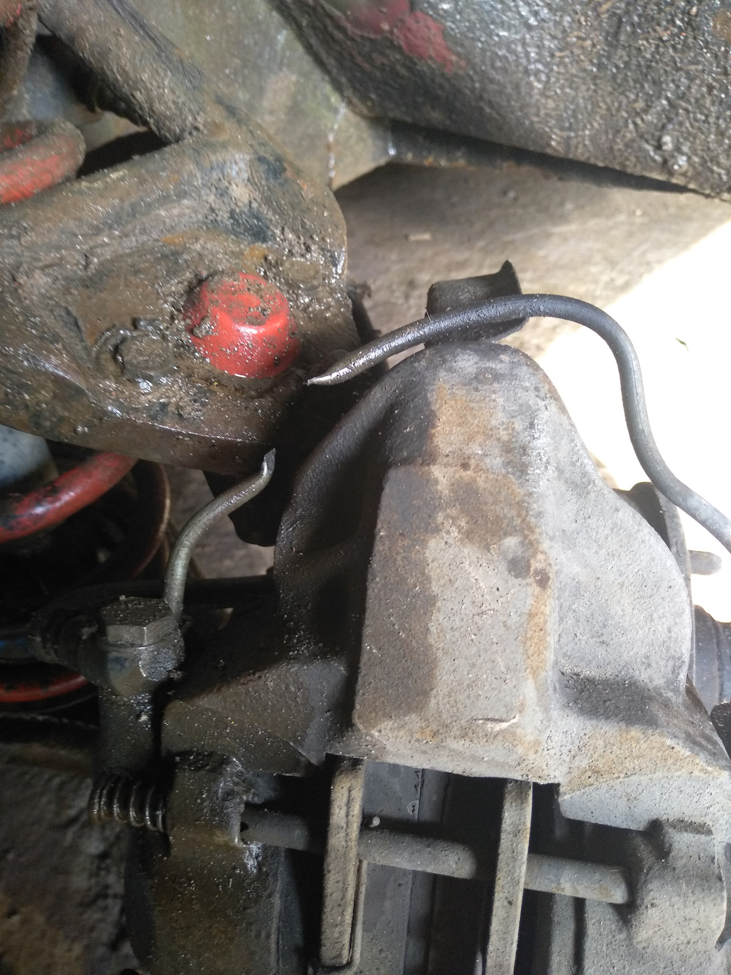 Перемещение суппорта. Установка тормозов ваз 2112 в перед. Суппорт жигули 2106. Перемещение суппорта. Перенос суппорта ваз 2107.