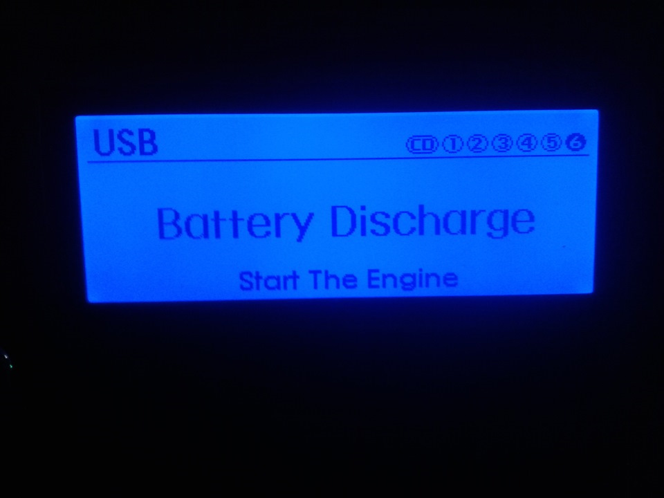 Что означает battery. Hyundai Solaris 2014 год Battery discharge дисплей. Магнитоле появилась надпись Batt. Что означает надпись Battery discharge. Battery discharge надпись на магнитоле Киа соул.