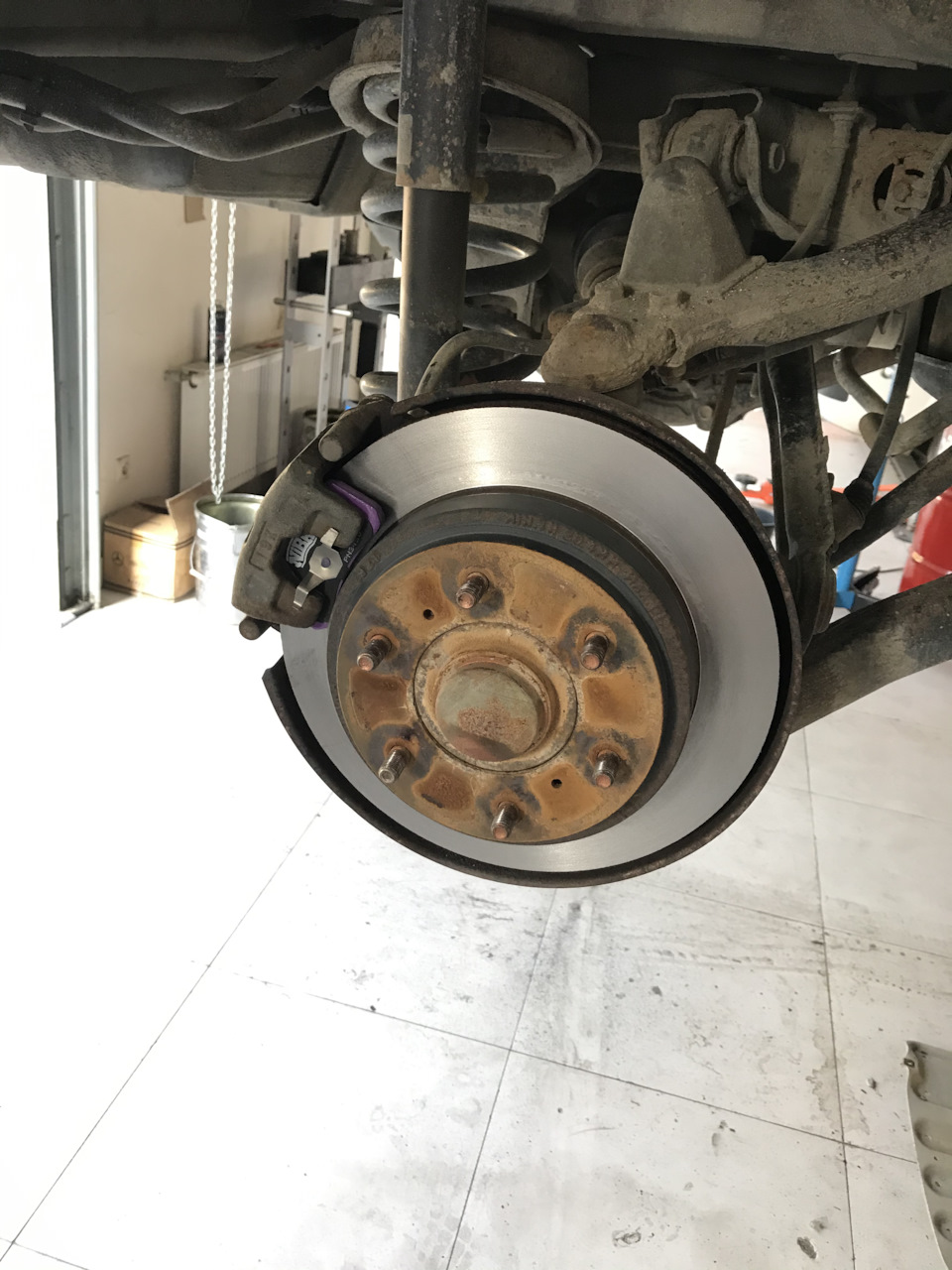 Проточил задние тормозные диски — Mitsubishi Pajero (4G), 3 л, 2012 ...