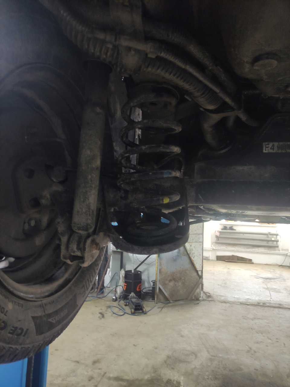 Замена задних пружин — Toyota Corolla Fielder Hybrid, 1,5 л, 2017 года ...