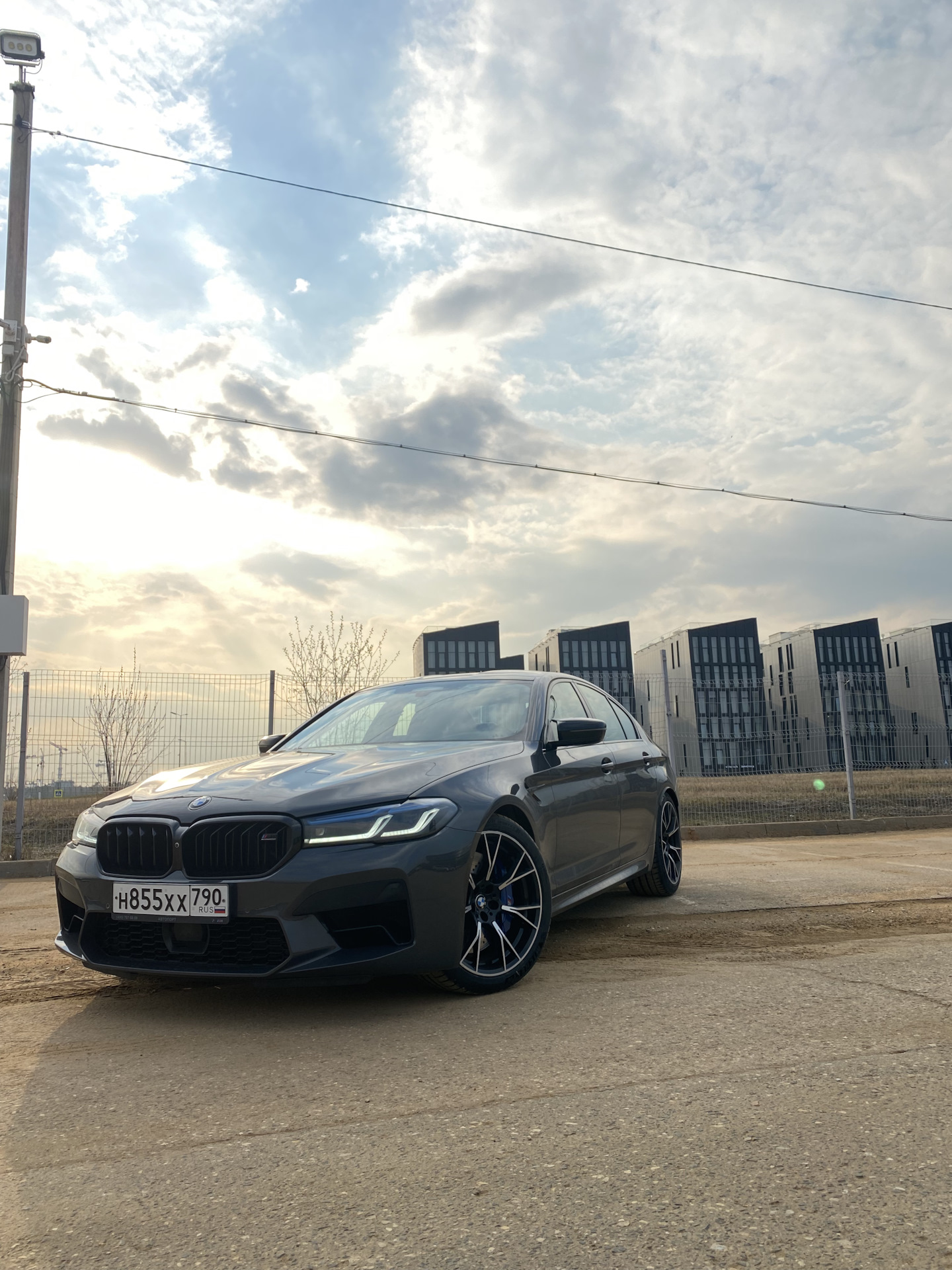 Диски 789 М стиль — Bmw M5 F90 4 4 л 2020 года колёсные диски