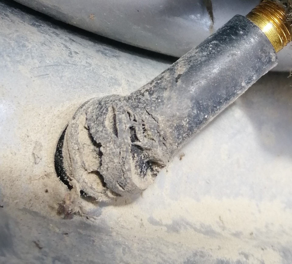 внимание! сосок))-вентиль на бескамерную шину.проверьте у себя ...