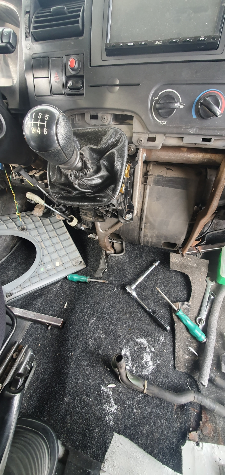 Замена переднего ковра и селектора передач — Ford Transit (7G), 2,4 л ...