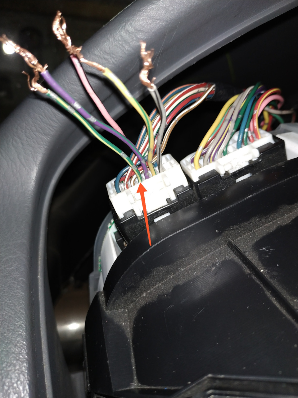 Зелёный с жёлтой полосой идёт на кнопку set/info, по этому проводу приходит сигнал с кнопки в приборку для переключения параметров дисплея БК и для сброса параметров. — Mazda 323 VI