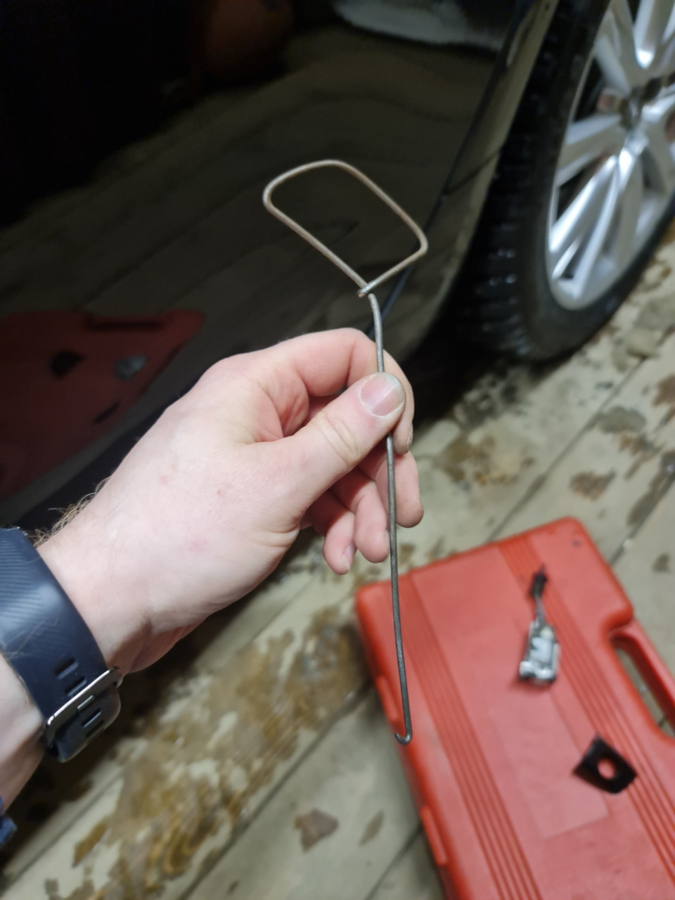 Вот такой крючок я использовал для того, что бы зацепить металлический язычок. Получается крючком подцепляешь и тянешь на себя и заводишь ручку двери смещая ее в сторону зеркала. — Audi A6 (C7)