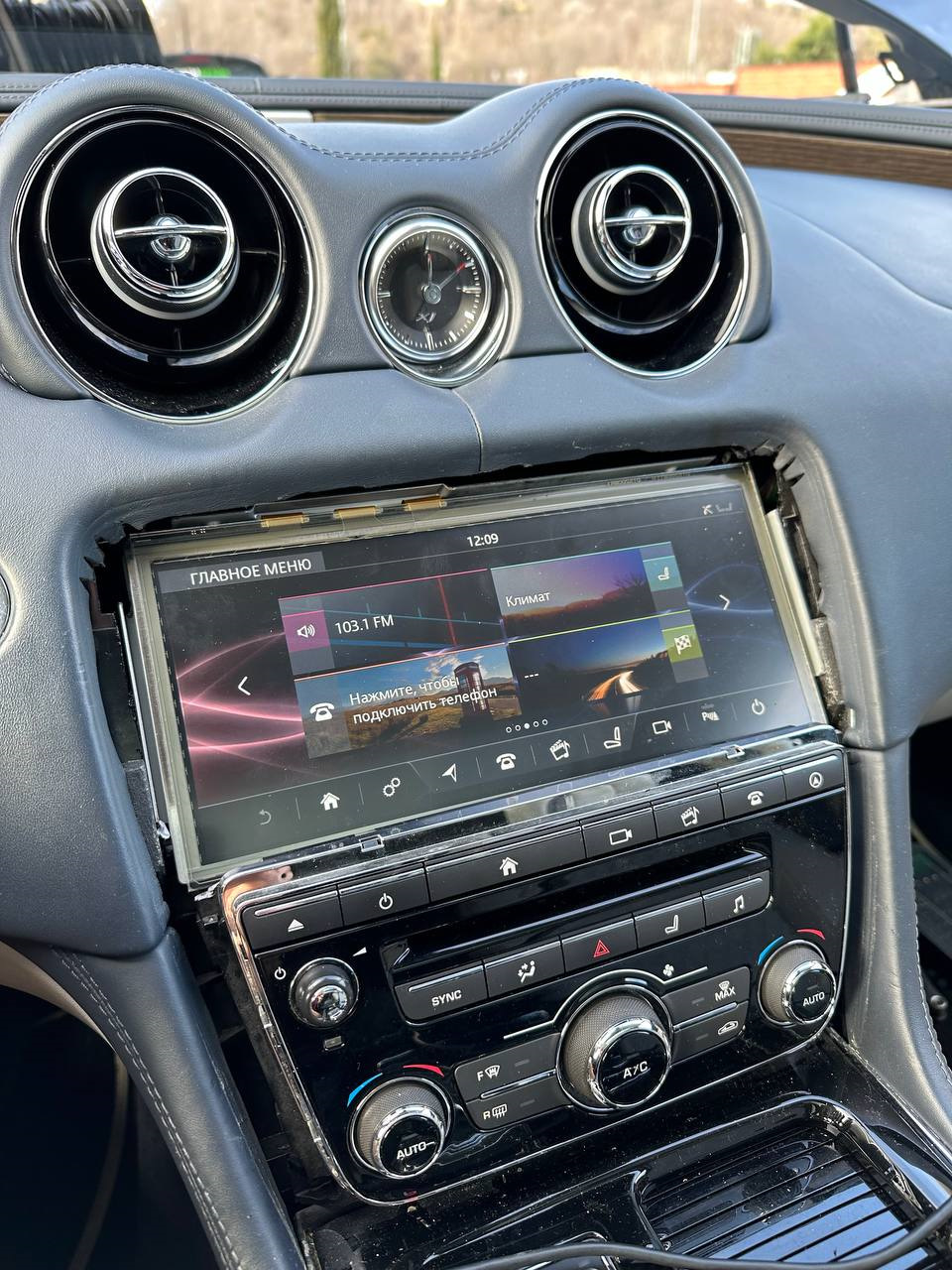 Ожила, но со старым интерфейсом — Jaguar XF (2G)