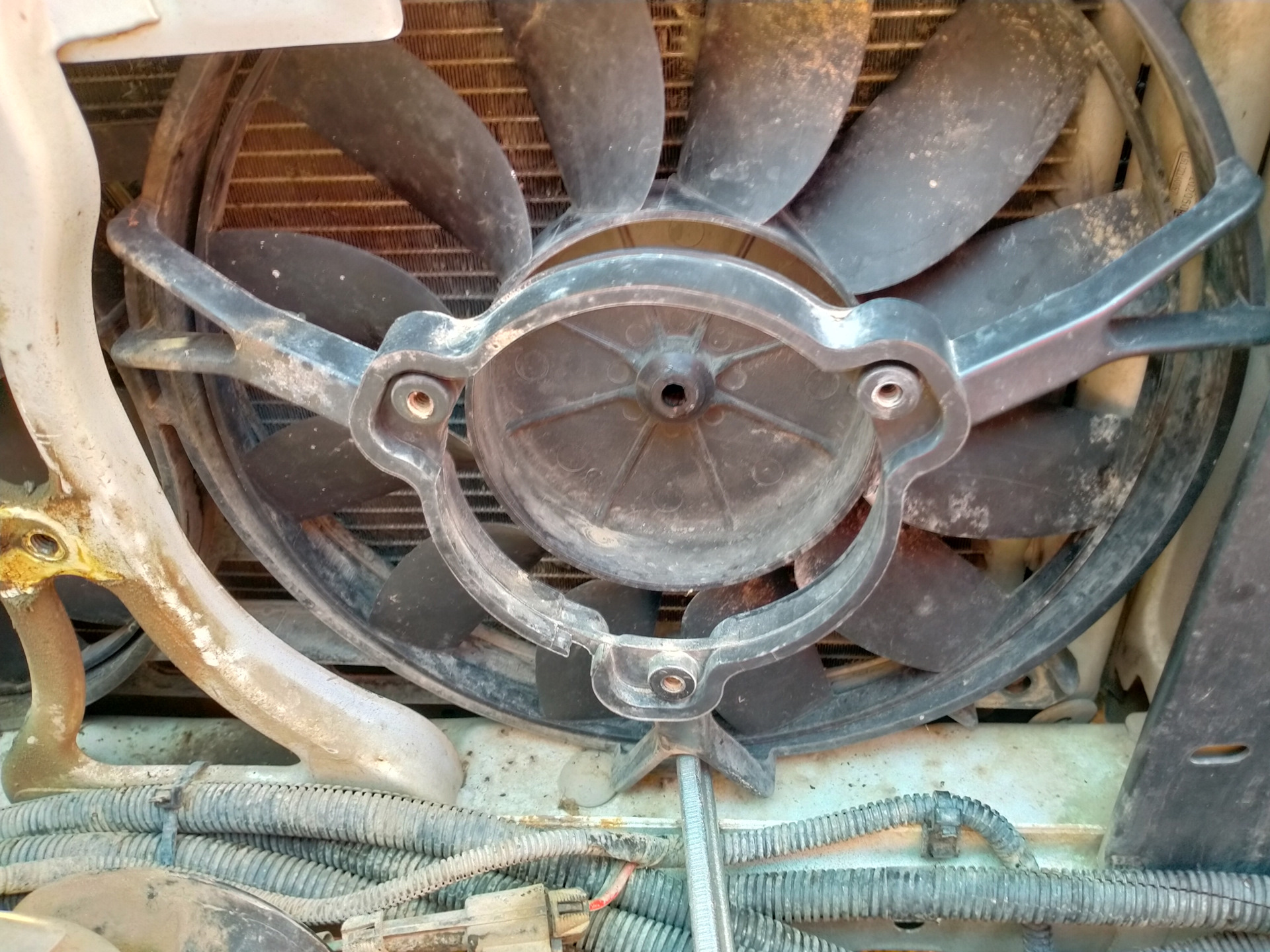 Старый сломанный вентилятор. Сгорел кулер. Почему сгорел вентилятор. Чистка системного блока от пыли. Сломанный вентилятор.