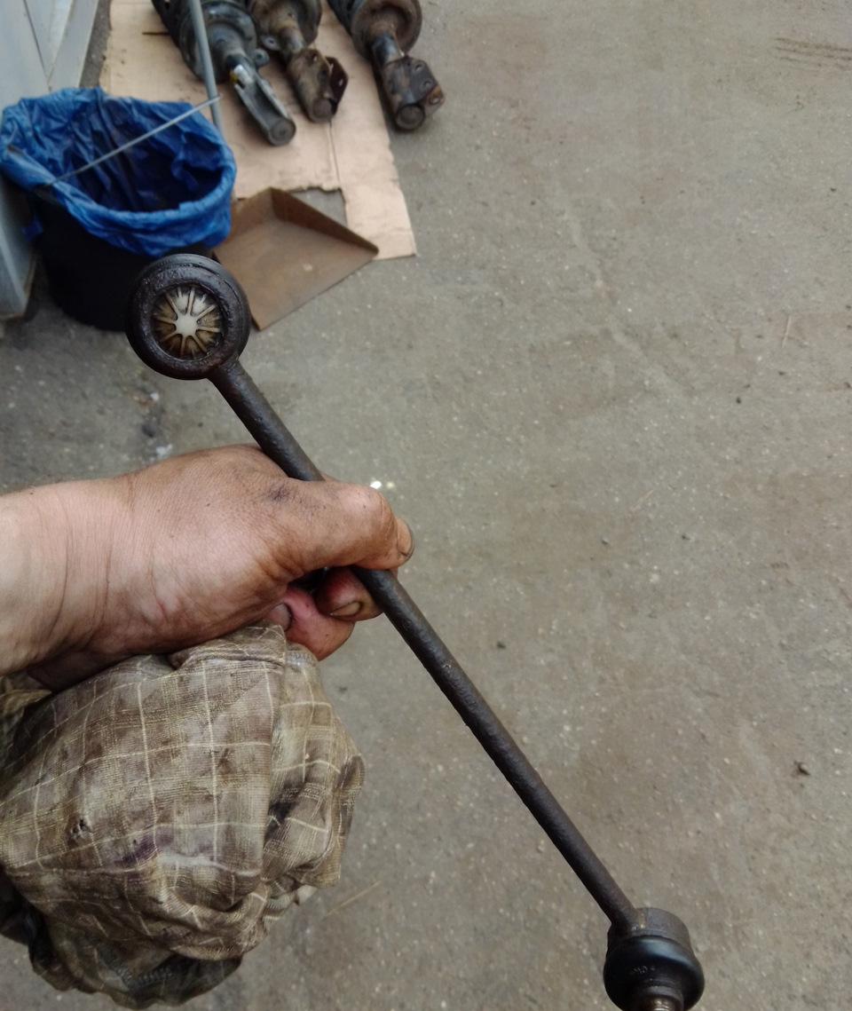 плять…муууггг … пробег ей 100 тысяч и жива…один минус у нее нету с обратной стороны шарнира выточки под ключ…фиксить прокручивание пальца… есть с торца пальца под шестигран. — Opel Antara