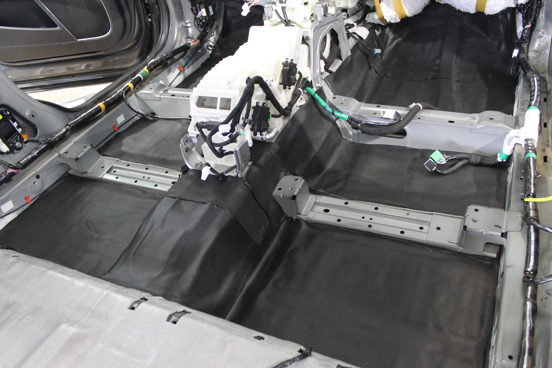 Шумоизоляция автомобиля оренбург. Шумоизоляция салона авто. Шумоизоляция авто. Шумоизоляция автозвук. Rav4 2021 шумоизоляция stp.