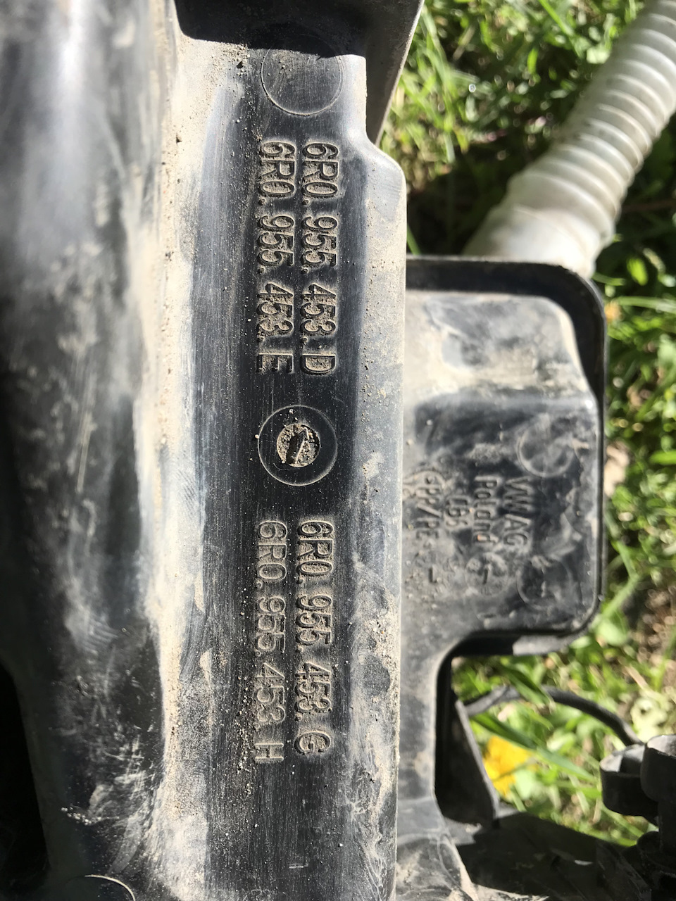 Снятие бачка омывателя без снятия бампера — Skoda Fabia Mk2, 1,2 л ...