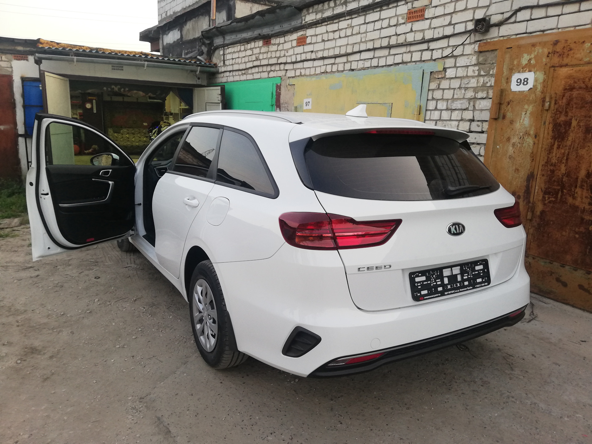 Deluxe white. Kia Ceed SW 2021 белый. Kia Ceed 2019 SW белый. Kia Ceed SW CD 2020 белый. Kia Ceed SW 2022 белый.