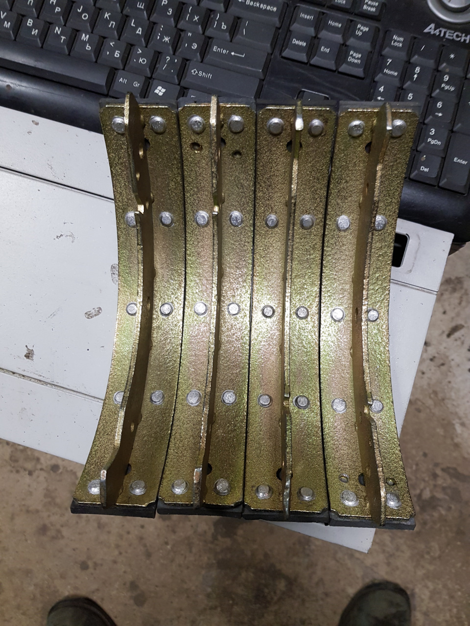 Оцинковка, клепка накладок на задние тормозные колодки — Porsche 924, 2 ...