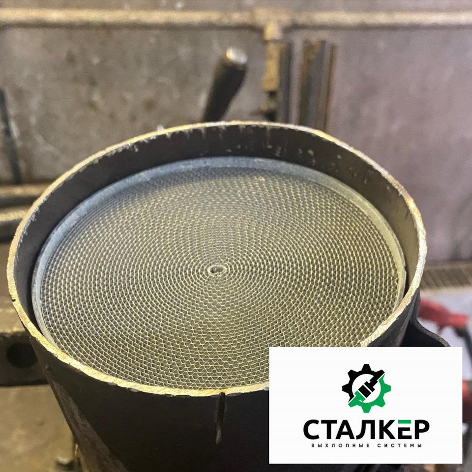 Установка нового катализаторного блока в коллектор на место ...