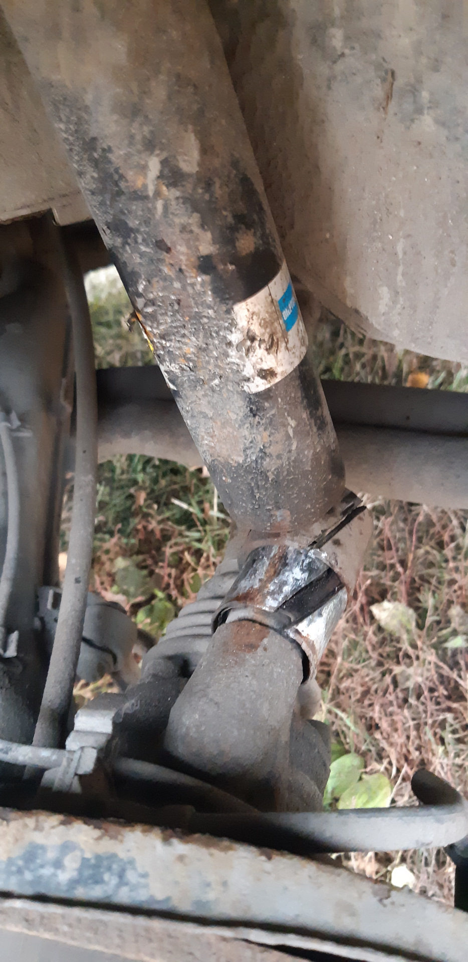 6 Таким образом распилил. Что бы снять амортизатор. — BMW 5 series (E34)