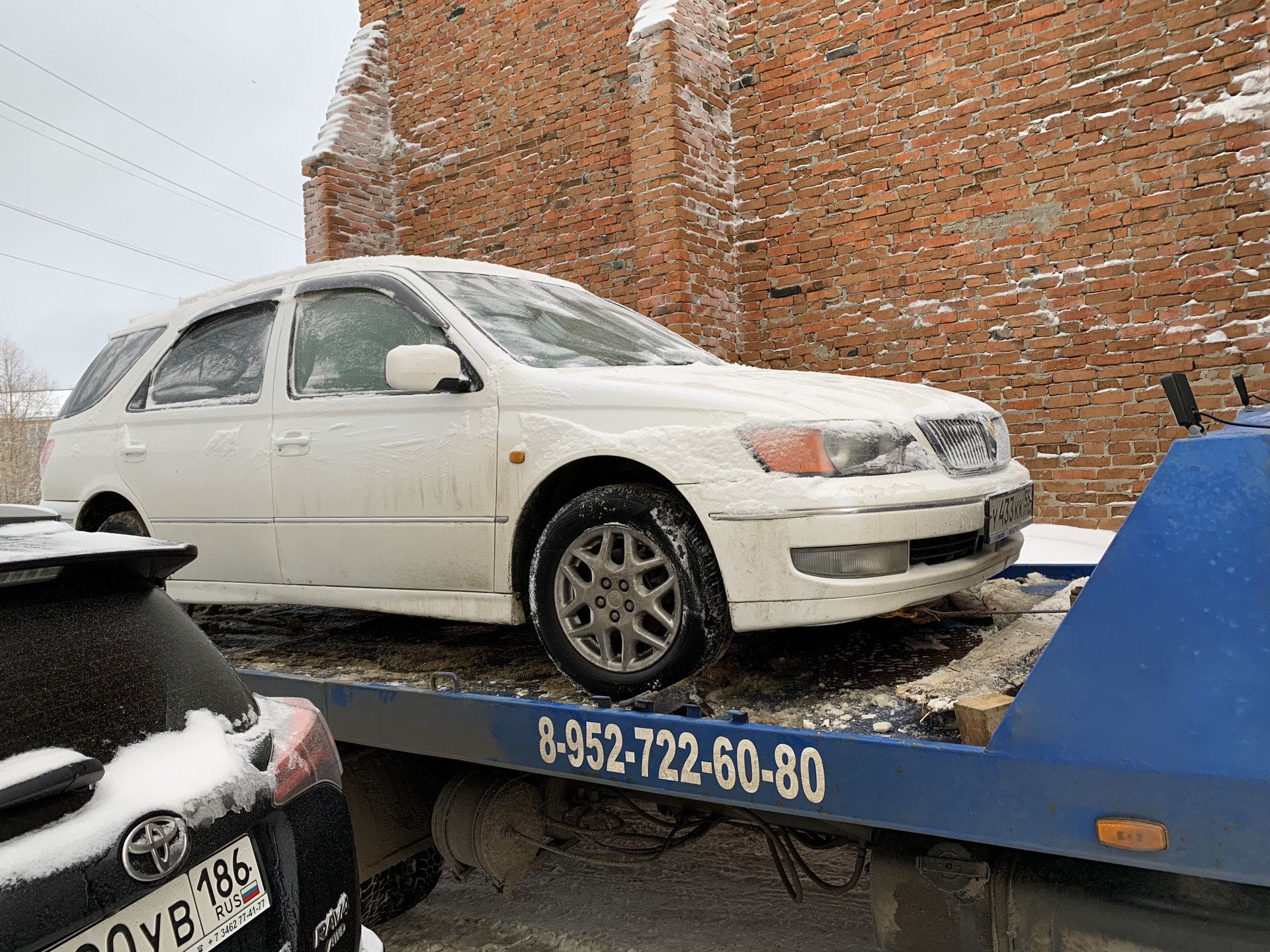 Тойота едет. Машина Toyota едем на дом Александровский. Тойота Виста Ардео Перевернутая в снегу ДТП.